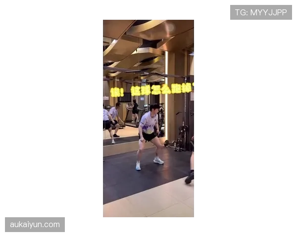 孙颖莎训练完随手啃个苹果,这自律程度真的服了 孙颖莎训练完随手啃个苹果,这自律程度真的服了