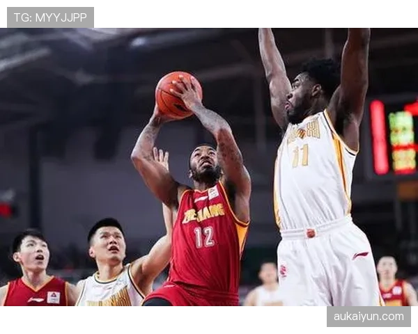 防守犯规判定要点：触球前动作与身体接触的判罚标准